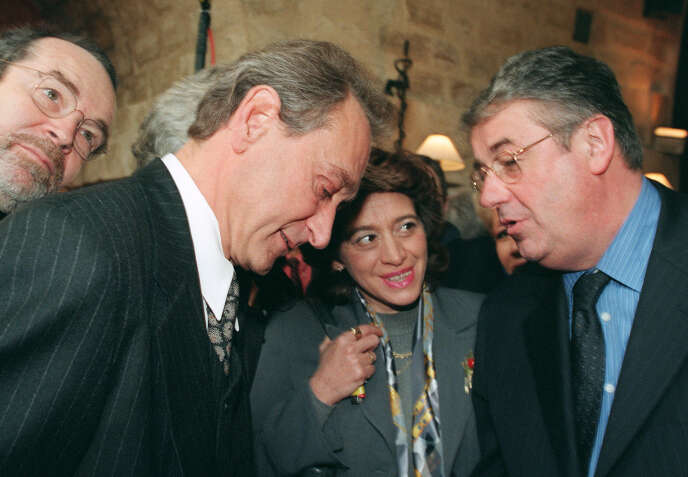 Danièle Hoffman-Rispal, entourée de l’ancien maire de Paris Bertrand Delanoë et de l’ancien ministre de l’intérieur Daniel Vaillant, le 21 février 2000 à Paris.