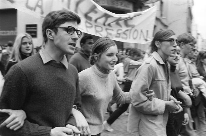 Etudiants lors de la manifestation unitaire avec les syndicats pour appeller à la grève générale, le 13 mai 1968, à Paris.