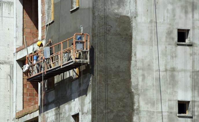 Un ouvrier du bâtiment sur un chantier en banlieue d’Alger, en juillet 2015.