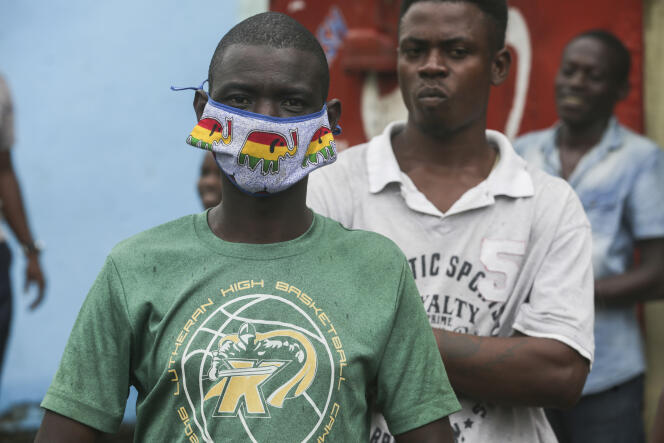 Un homme porte un masque artisanal à Libreville, le 8 avril 2020.