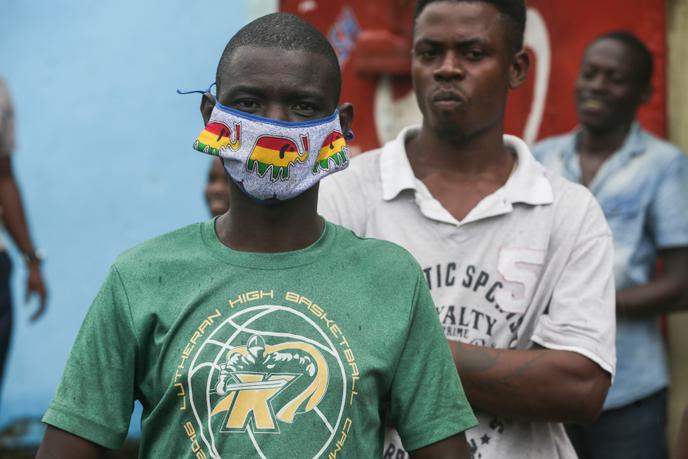 Un homme porte un masque artisanal à Libreville, le 8 avril 2020.