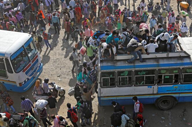 A la gare routière de Ghaziabad (banlieue de New Delhi), le 29 mars, des flots de travailleurs pauvres se ruent sur les bus pour rejoindre leurs villages.