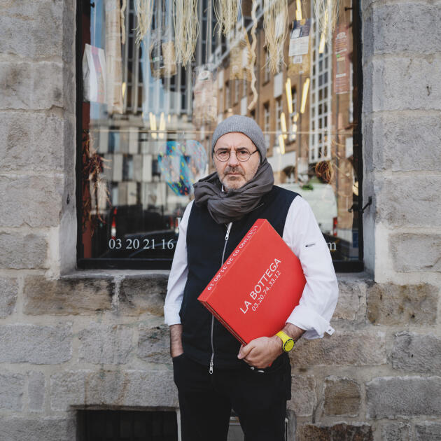 Gilberto d’Annunzio pose devant son restaurant-épicerie La Bottega, à Lille, mercredi 15 avril.