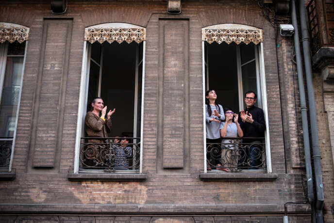 Mardi 14 avril, Toulouse, 20 heures, des familles de la rue Raymond-IV applaudissent à leur fenêtre pour rendre hommage aux personnels hospitaliers.