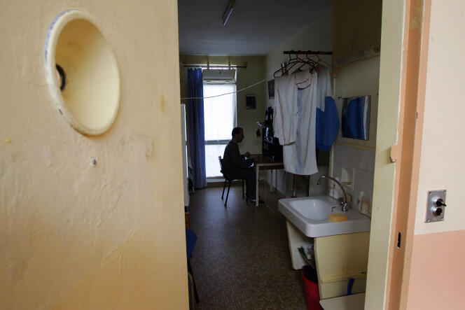 Un détenu dans sa cellule du centre de détention de Muret (Haute-Garonne) en 2006, celui où Bernard Stiegler a purgé sa peine.