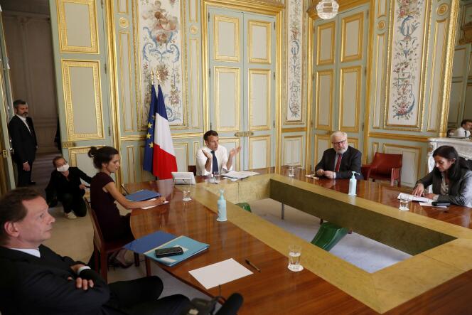 Emmanuel Macron en visioconférence avec la virologiste Françoise Barré-Sinoussi, au palais de l’Elysée à Paris, le 16 avril.