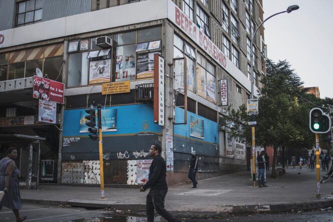 Une rue aux boutiques fermées dans la banlieue de Johannesburg, le 17 avril 2020.
