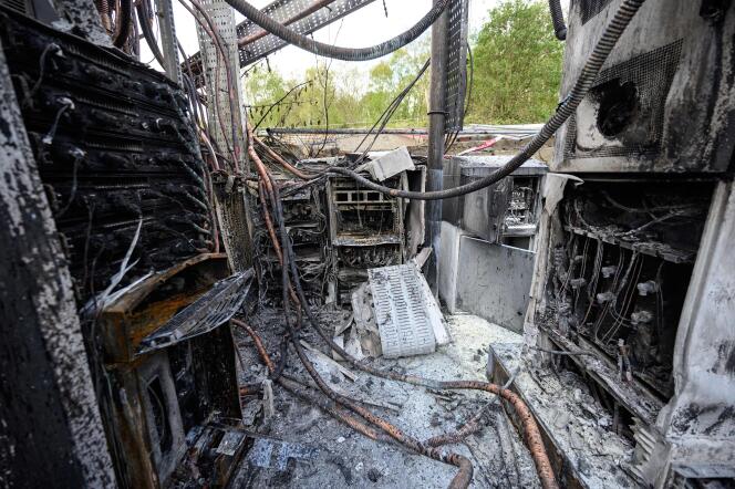 Après l’incendie d’une antenne téléphonique, à Huddersfield (Angleterre), le 17 avril 2020.