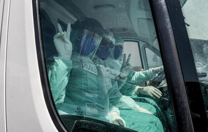 Des membres du Service mobile d’urgence et de réanimation (SMUR) en tenue de protection contre le coronavirus, à Tunis, le 6 avril 2020.