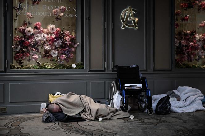 Un homme sans-abri dort dans la rue, à Paris, en avril 2020.