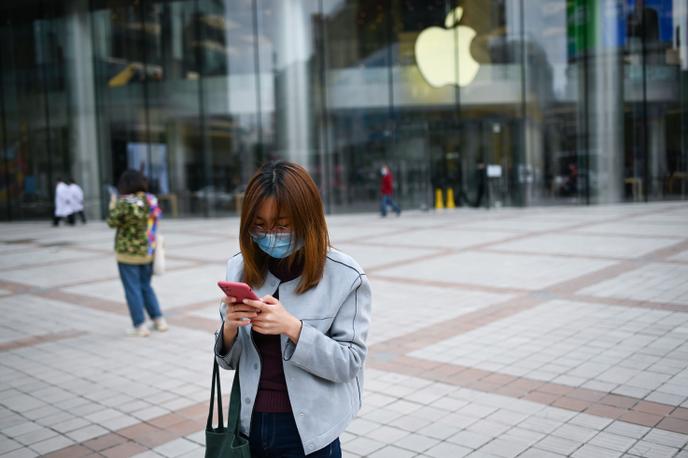 Devant un Apple Store fermé, à Pékin, le 17 avril.