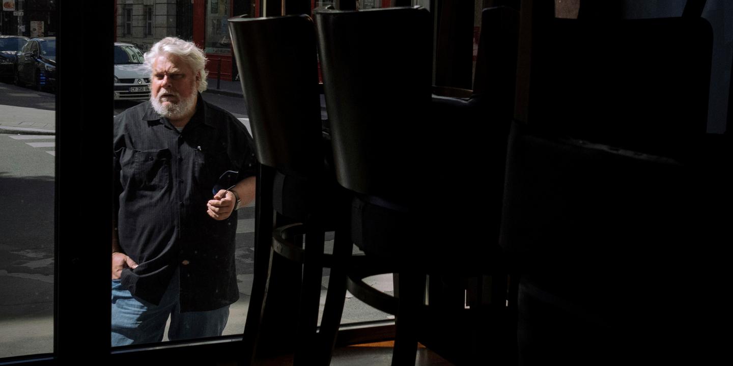 Vincent Solignac - gérant de Les Sardignac - bar à vins, dans le 9ème arrondissement de Paris, le 15 avril 2020. Vincent revint souvent au bar pour aérer et pour s'occuper des stock, suite à la fermeture des bars et restaurants par le gouvernement.