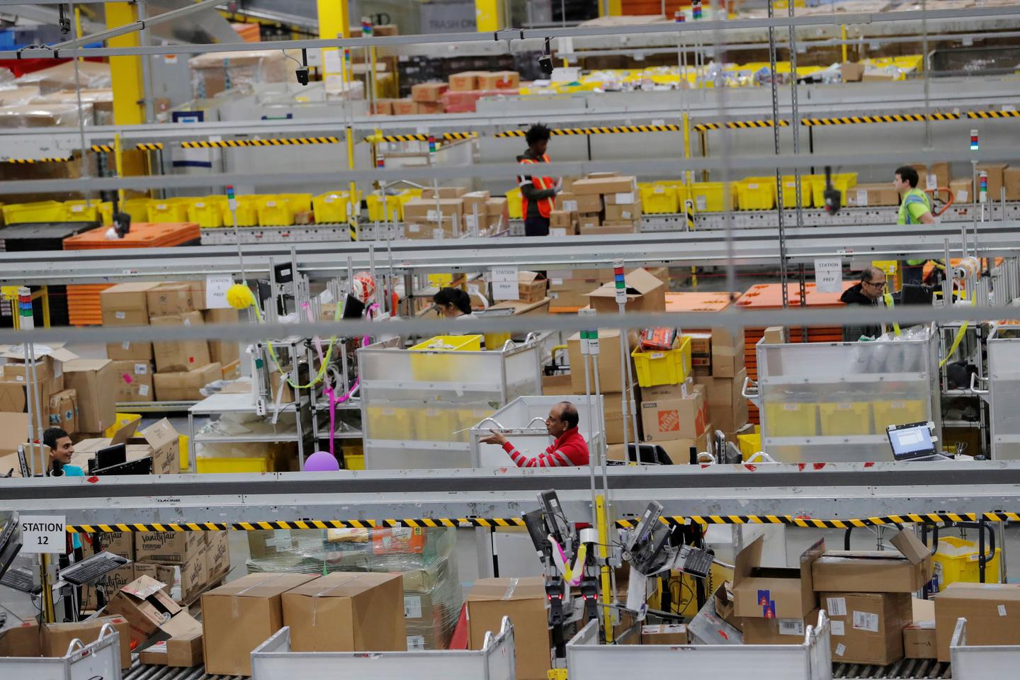 Les employés des entrepôts d’amazon appellent à faire grève aux etats-unis