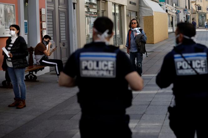 Patrouille de la police municipale dans les rues de Sceaux (Hauts-de-Seine), le 8 avril.