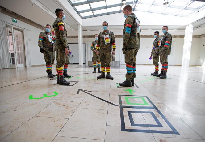 Des militaires testent une application de « traçage » de l’épidémie de Covid-19, à la caserne Julius-Leber à Berlin, le 1er avril.
