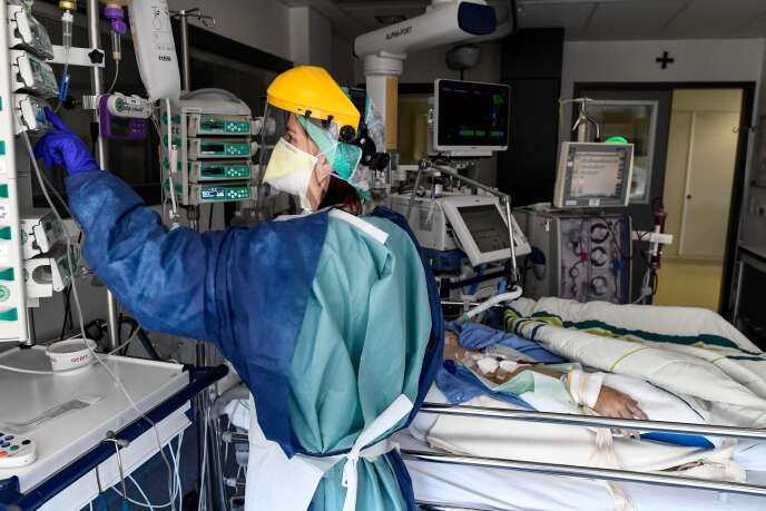 Une infirmière s’occupe d’un patient à l’unité de soins intensifs de l’hôpital Sint-Trudo (Belgique), le 17 avril.
