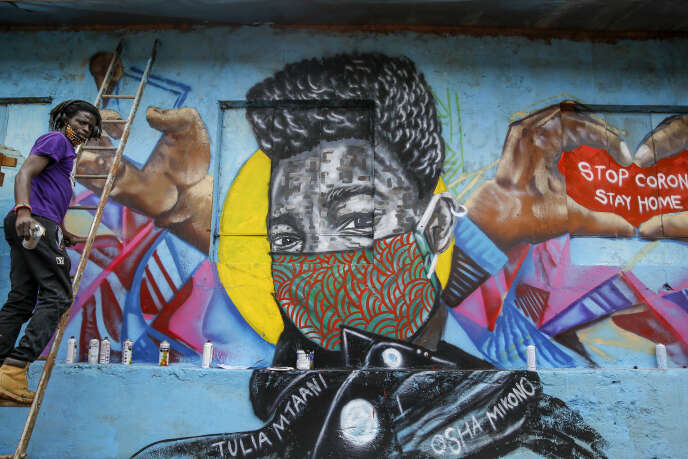 Le graffeur kényan, Brian Musasia Wanyande, use de son art pour sensibiliser aux risques du Covid-19, dans le bidonville de Mathare, à Nairobi, le 18 avril 2020.
