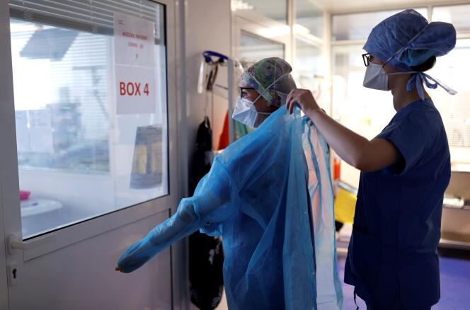 Le personnel médical de la clinique de l’Orangerie, à Strasbourg, le 17 avril.