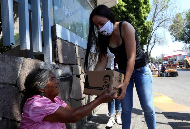 Alejandrina Guzman, fille de Joaquin « El Chapo » Guzman, distribue des produits de première nécessité à Guadalajara (Mexique), le 17 avril.