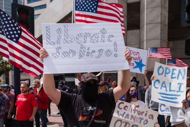 Des manifestants rassemblés contre le confinement à San Diego (Etats-Unis), le samedi 18 avril.