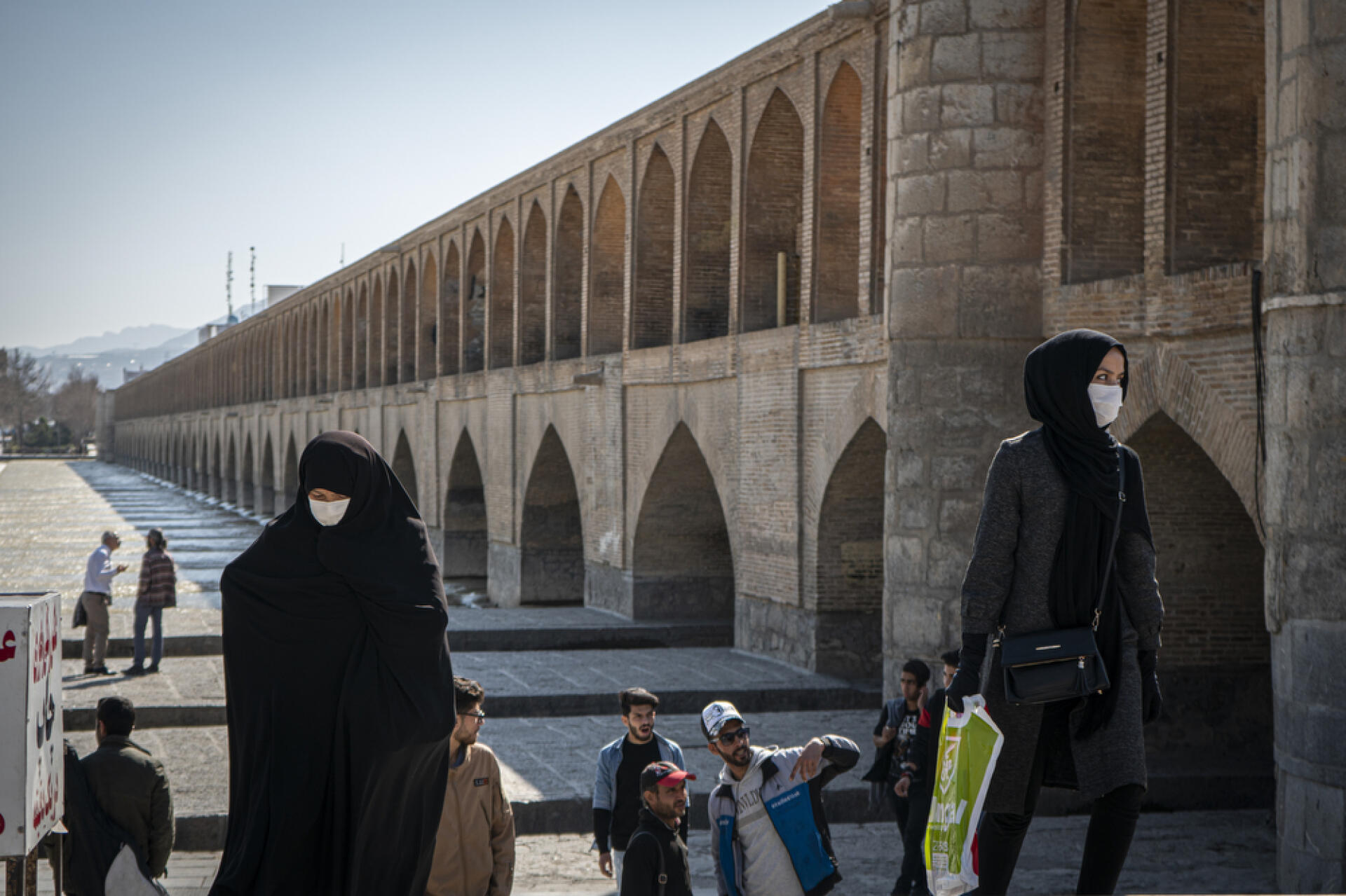 Ispahan, le 27 février. Des touristes visitent le pont de la rivière Zayandeh Roud, malgré l’annonce des premières victimes du Covid-19.