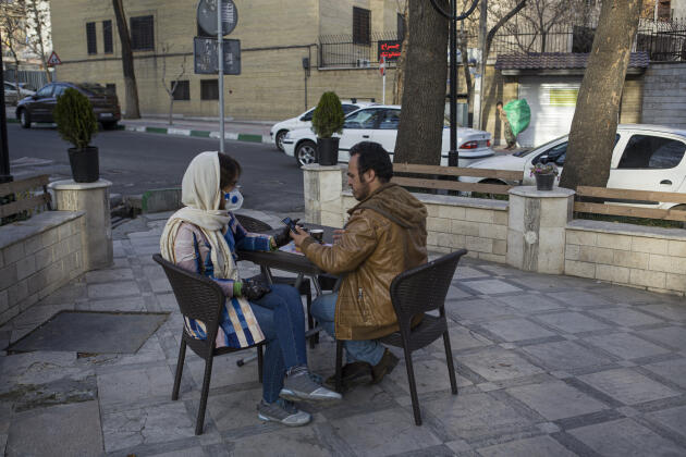A Téhéran, le 1er mars. Aux premiers jours de la crise, les cafés sont encore ouverts.
