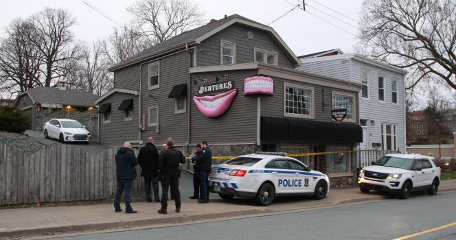 A Dartmouth (Nouvelle-Ecosse), le 20 avril, des policiers devant la clinique dentaire appartenant à Gabriel Wortman, l’auteur de la tuerie qui a fait au moins 18 morts dans la nuit du 18 au 19 avril dans cette province canadienne.