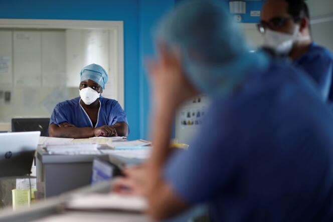 The caregivers of the intensive care unit at the clinique de l'estrée, to Healthy (Seine-Saint-Denis), 20 April 2020.