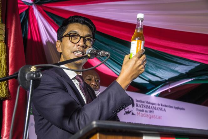 A Antananarivo, le 20 avril 2020, le président malgache Andry Rajoelina présente le « remède » à l’artémisia, Covid-Organics, en traitement préventif et curatif du coronavirus.