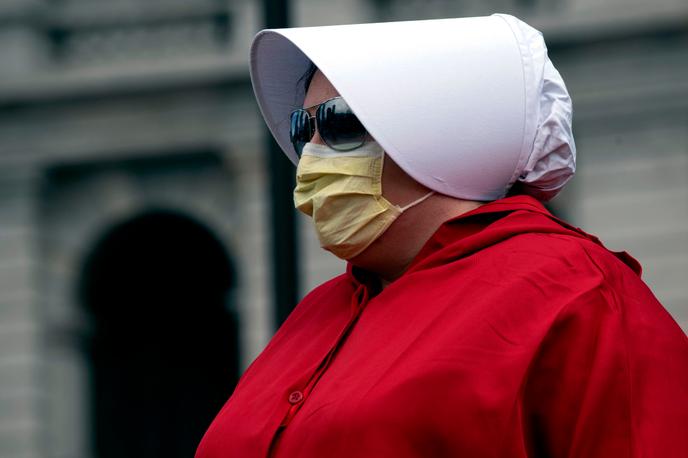 Une manifestante anticonfinement, vêtue du costume emblématique de la série « La Servante écarlate », à Denver (Colorado), le 19 avril.