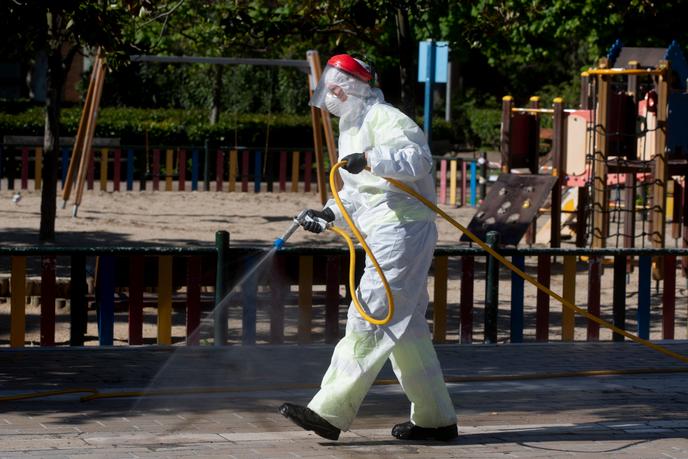 Un employé municipal désinfecte les abords d’un jardin d’enfants à Madrid, le 20 avril. Les enfants de moins de 12 ans pourraient être autorisés à sortir à nouveau ponctuellement en Espagne à partir de la semaine prochaine.
