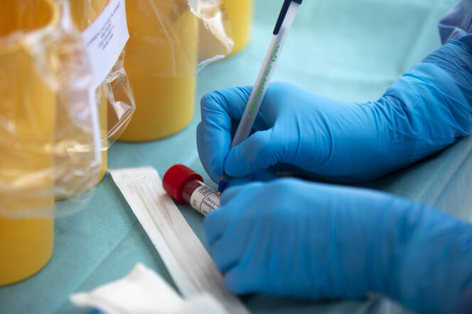 Un soignant prend un échantillon afin d’effectuer un test pour un malade potentiellement porteur du SARS-CoV-2 dans un hôpital de Coslada, en Espagne, le 20 avril.