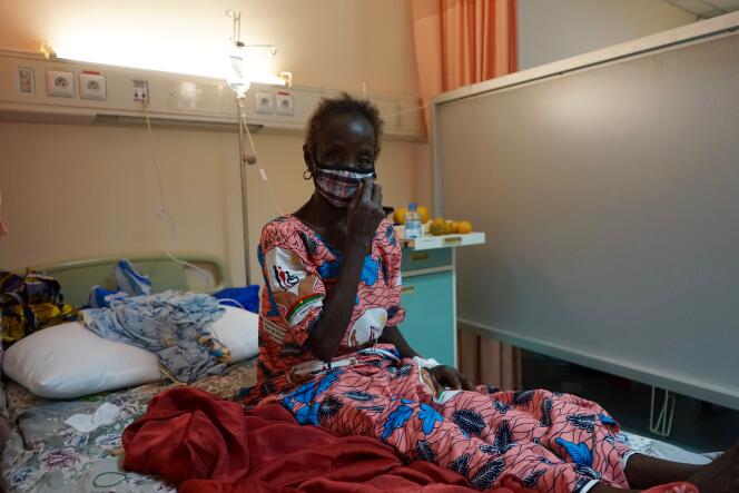 Une patiente hospitalisée dans le bâtiment 15 du CHU de Tengandogo, à Ouagadougou.