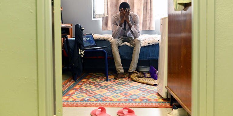 Kane, 24 ans, Tchadien, etudiant en economie, confine dans sa chambre de la residence Evariste Galois, une des plus vetustes de France. Villeneuve d'Ascq (nord), le 18 avril 2020.  Credit: Sarah ALCALAY pour Le Monde