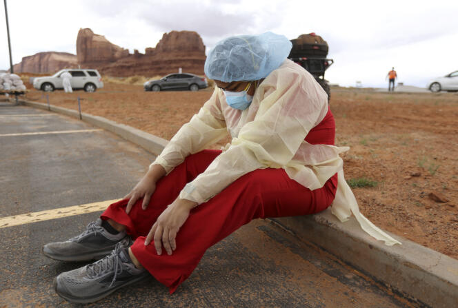 Des automobilistes font la queue pour un dépistage du Covid-19, à Monument Valley (Utah), en territoire navajo, le 17 avril.