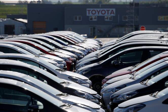 Des voitures récemment sorties de l’usine Toyota d’Onnaing (Nord), mardi 21 avril. L’usine a rouvert partiellement après cinq semaines d’arrêt pour cause de confinement.