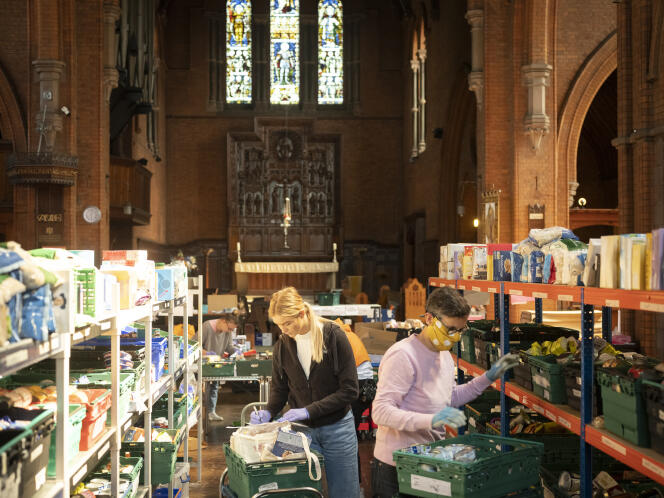 Des bénévoles ordonnent des produits de première nécessité à la banque alimentaire de Norwood et Brixton, dans le sud de Londres, le 20 avril.