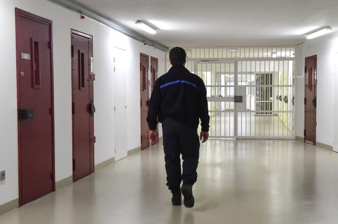 Un gardien pénitenciaire de la prison de Sequedin, près de  Lille, en avril 2019.