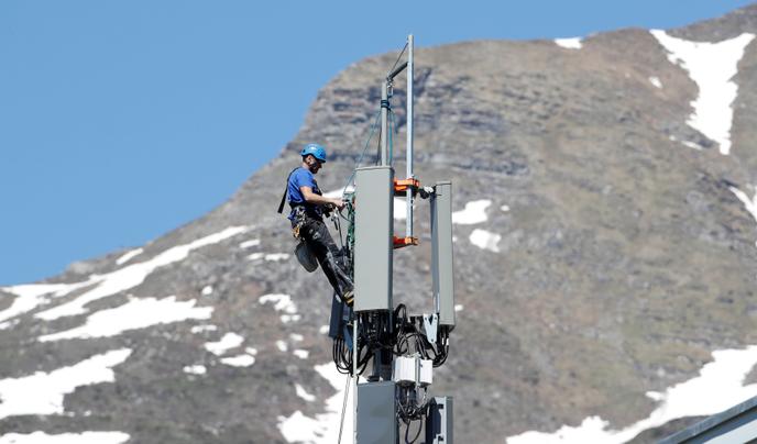 Un technicien installe les antennes 5G de l’opérateur télécom Swisscom sur un mât, dans la station de Lenzerheide, en Suisse, le 13 juin 2019.