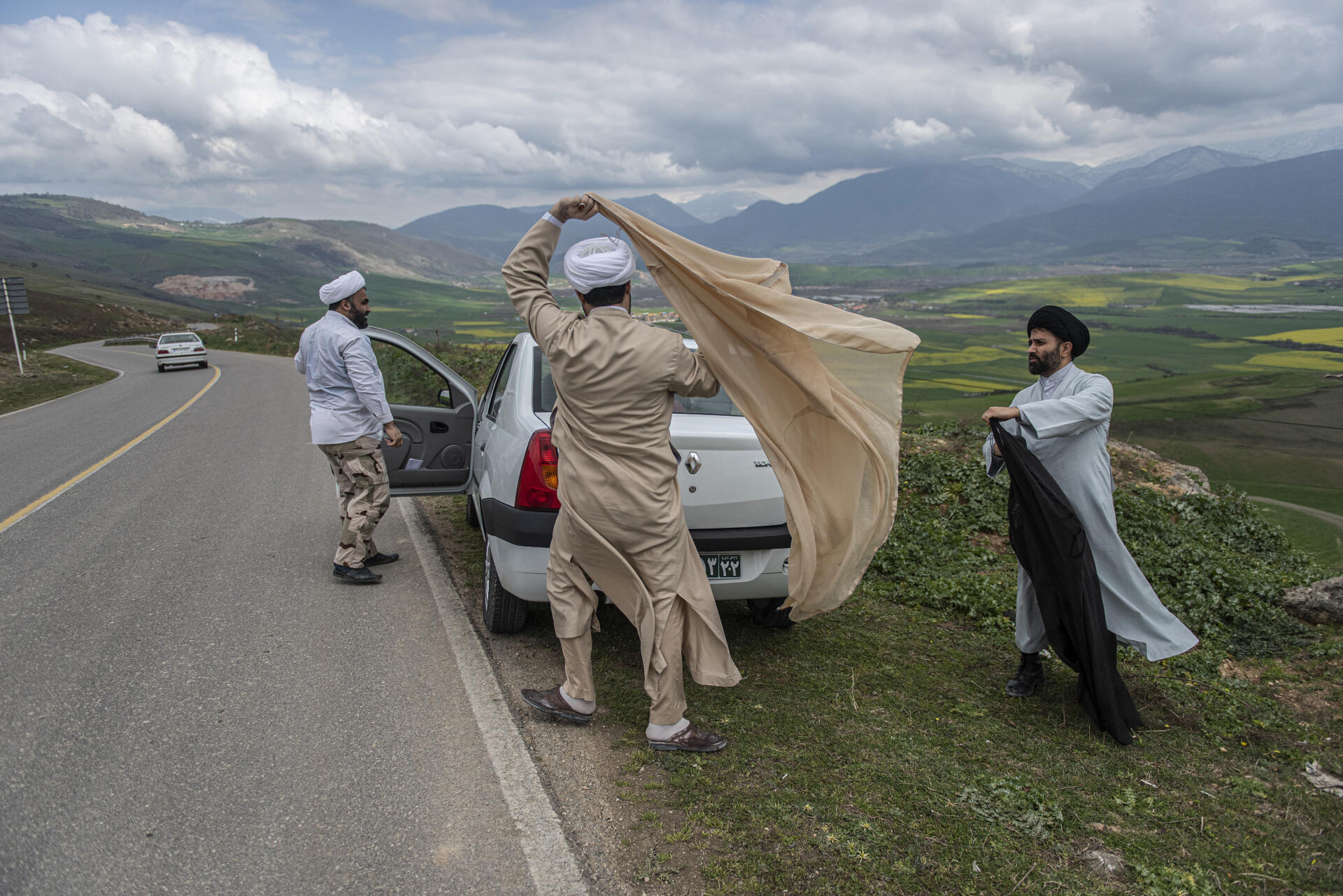 Sari, le 26 mars. Un groupe de mollahs se porte volontaire pour conduire les funérailles d’une victime du Covid-19.