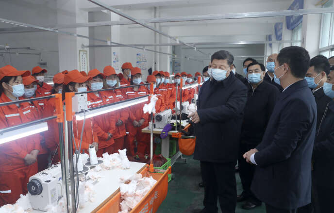 Xi Jinping, lors d’une visite d’usine, à Ankang (dans la province du Shaanxi, en Chine), le 21 avril.