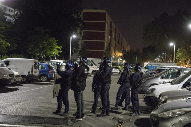 Policiers positionnés devant le HLM « la Banane », une des deux grandes barres de Villeneuve-la-Garenne (Hauts-de-Seine), le 21 avril.