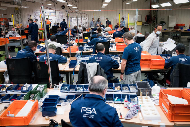 Des employés volontaires assemblent la partie mécanique des respirateurs à l’usine PSA de Poissy (Yvelines), le 22 avril.