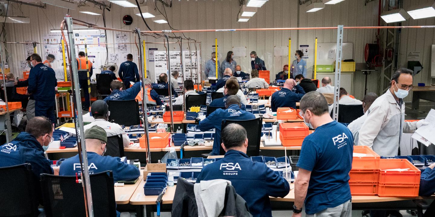 Poissy, France, le 22 Avril 2020 : A l intérieur de l usine PSA de Poissy, dans la partie reserve au partenariat avec Air Liquide, les employes volontaires assemblent la partie mecanique des respirateurs. PSA et Air Liquide unissent leur force pour produire un maximum de respirateur afin de fournir les hopitaux français. 95 volontaires : des ouvriers, des techniciens, des cadres, des informaticiens, des chefs d equipes de PSA se sont rassembles pour venir aider. L'objectif c est de produire 400 respirateurs par jour. C est l ambition de produire en 50 jours ce que Air Liquide produit habituellement en 3 ans.
