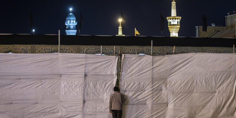 An Iranian man is pilgriming Imam Reza shrine Which is closed as a precautionary measure due to the outbreak of the Coronavirus since 19 March 2020.
The shrine of Imam Reza (Haram Motahar-e Razavi) is located in the center of Mashhad; the city is the second largest city of Iran with more than 20 million Iranian and non-Iranian Shias visiting the shrine each year.