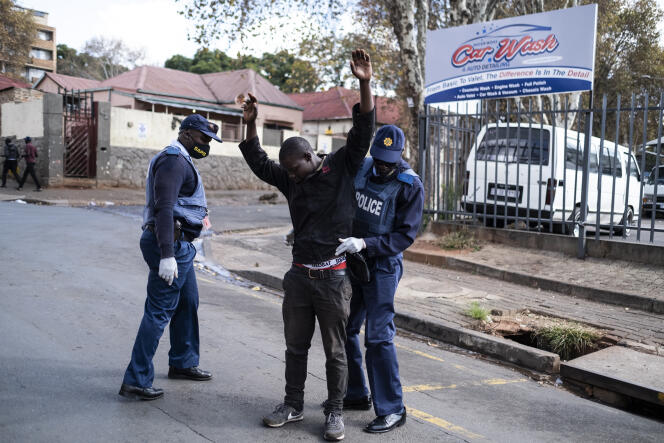 Johannesburg, 18 avril 2020, la police fait respecter les mesures anti Covid-19. (Photo de WIKUS DE WET / AFP)