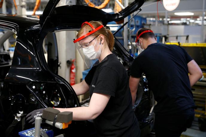 Dans l’usine d’assemblage Toyota à Onnaing (Nord), près de Valenciennes, où le travail a repris le 21 avril.