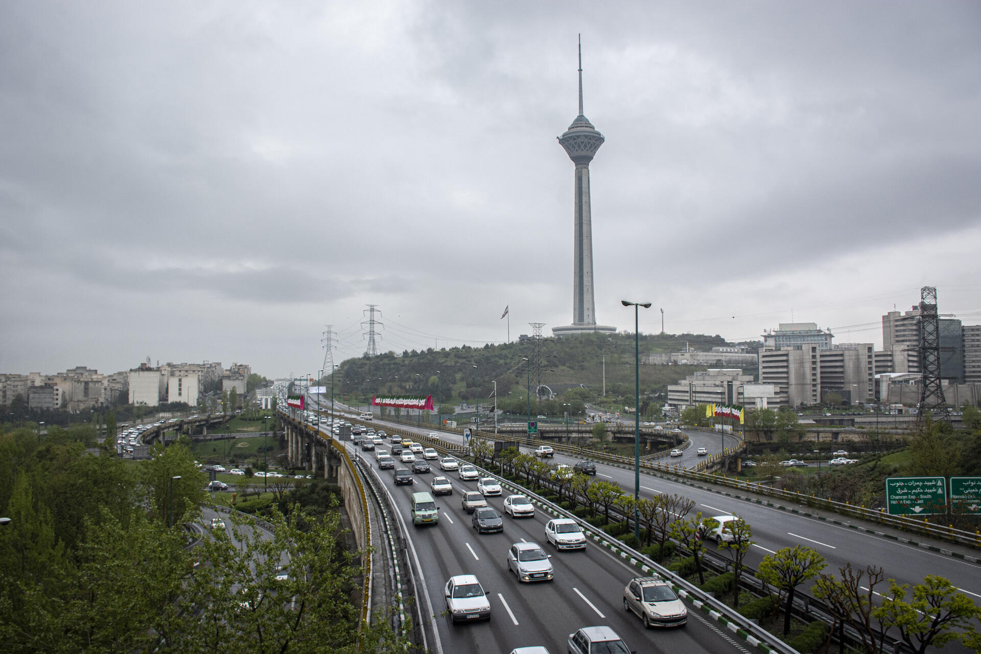 A Téhéran, la tour Milad et la reprise du trafic sur les grandes artères, le 11 avril.