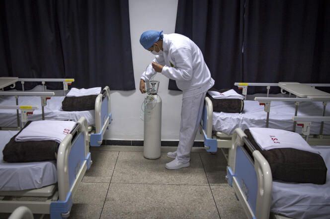 Vérification d’une bouteille d’oxyègne. Hôpital militaire de Nouaceur, au sud de Casablanca, le 18 avril 2 020. (Photo by FADEL SENNA / AFP)