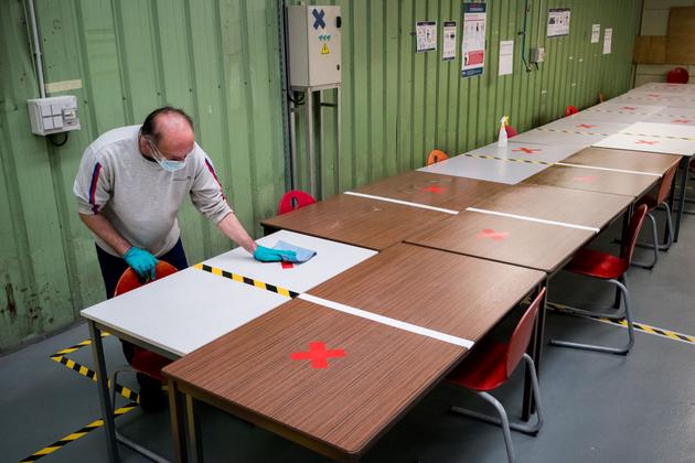 Dans l’espace restauration du site, il est interdit de s’assoir à certaines places signalées par une croix, afin de faire respecter une distance minimale.